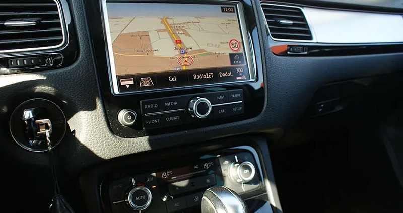 Volkswagen Touareg cena 61700 przebieg: 223000, rok produkcji 2010 z Darłowo małe 326